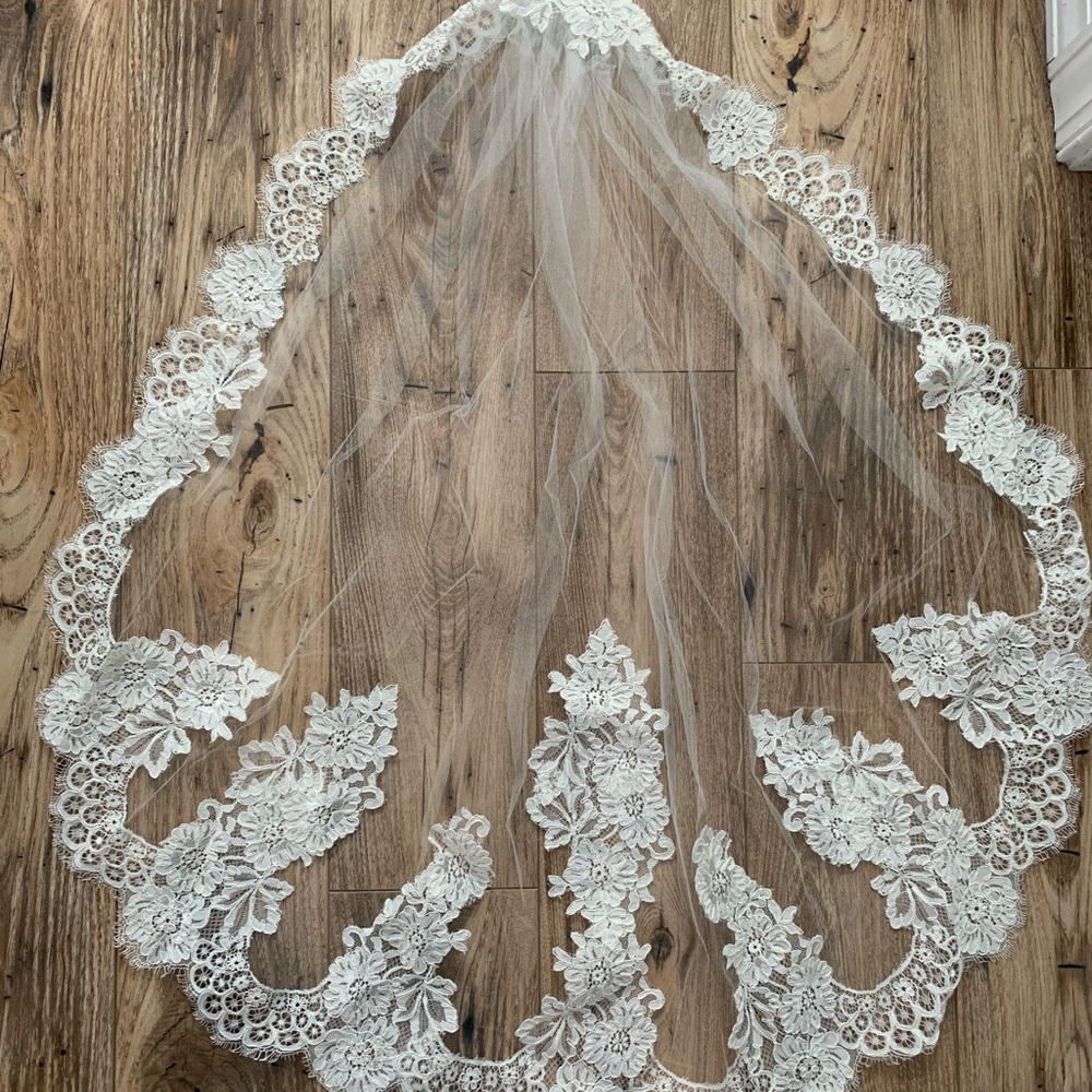 David’s Bridal Trailing Lace Mantilla Veil - Ivory